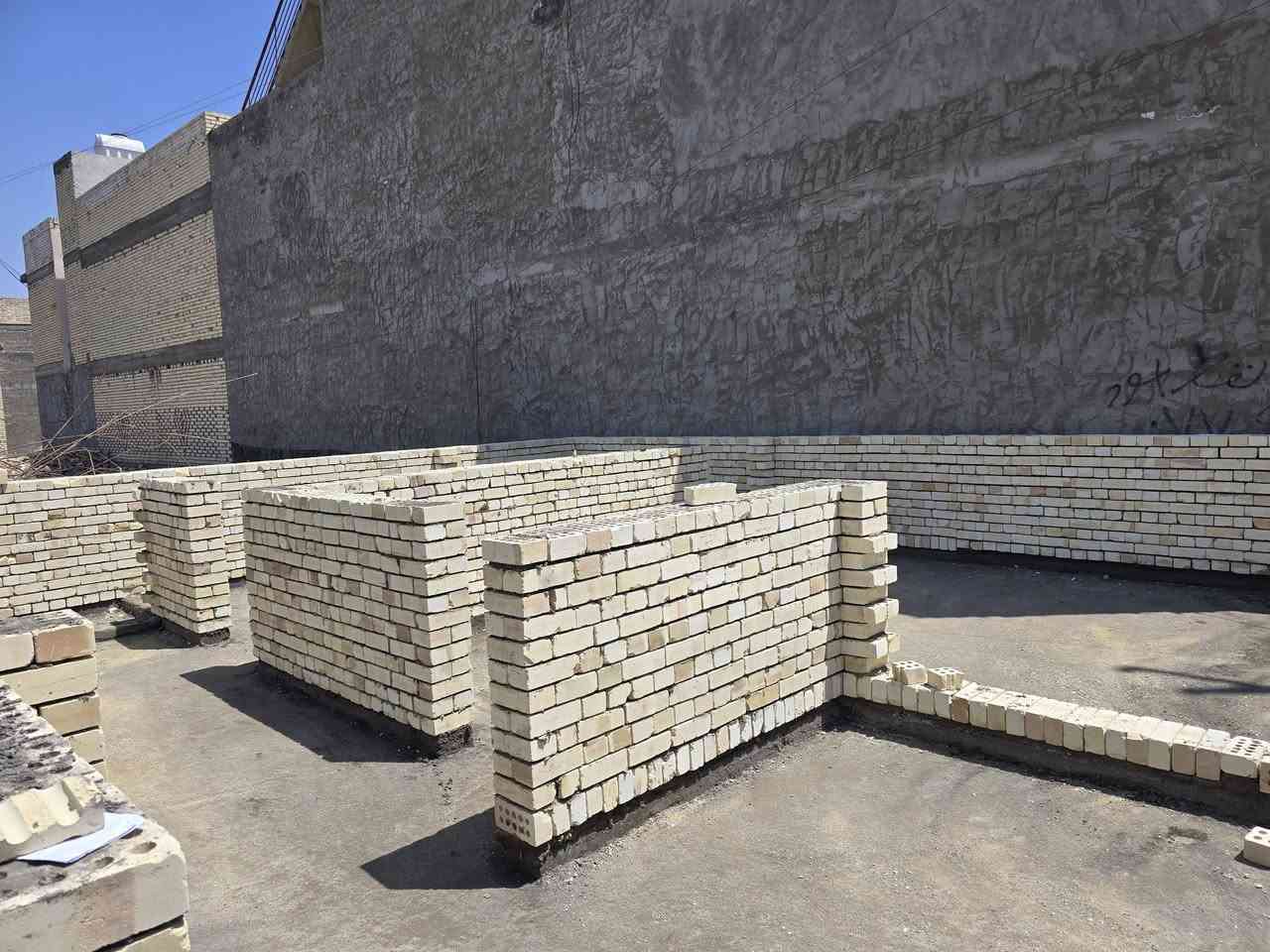 (((  ابو بنين المقاولات )))
عرض البناء الاقوى في بغداد 
  بناء.   نقد وبالقسط  كافت المناطق بغداد شتغل بكل زراعي كافت لمواقات عليه
***********انتصال 
عرض البناء يبده  300  الف الحد ٤٠٠الف للمتر المربع الواحد فقط ذرعة سقوف .. 
وفق المواصفات الانشائية التالية :-
1-تهيئة الارض  الارض و فرش طبقة من السبيس الخالي من الشوتئب و الجلمود عند الحاجة و حدل الارض بحادلة 20 طن للوصول الى المستوى المطلوب.
2-رش الارض بالمبيد الحشري الجرثومي عالي الفعالية مع فرش طبقة من النايلون الزراعي.
3-تأسيس شبكة مجاري 4انج الامل الشريف مصري مسلح ثلاث طبقات.
4-قالب الخشب و تسليح نشر حصيرةواحدة حديد بنشر 30سم مع اضافة جسور بابعاد اتاري 25سم ناجح بالفحص و باقطار حديد نصف انج مع شيش قياس 5 نوع عراقي f.f .
5-صب الاساس باسمنت مقاوم خلطة c30 بارتفاع 40سم للرفت.
6-صب البتلو مع اضافة مواد عازلة للرطوبة.
7-البناء يكون بالطابوق الابيض الجمهوري.
8-صب الاسقف نشر 30سم مع جسور بارتفاع 30سم و مواصفات الطابق الثاني و البيتونة نفس القياسات المذكورة.
9-تأسيس شبكة الماء مسلح درجة اولى تركي.
10-تأسيس الكهرباء نوع سيمنز العقبة الاردني.
11-تطبيك الارضية بكاشي موزاءيك وبورسلين تطبيك الحمامات و المطابخ بالسيراميك الايراني الدرجةالاولى
13-عمل الجص و البورك بمساطر بقياسات 90 سم و البورك نوع غزال او مالج.
14-الواجهة مرمر و بورسلين بنسبة 50% من كامل الواجهة بدون اي اضافة بالاسعار.
15-ديكورات جبسوم بورد للصالة فقط.
16-الانارة نوع سعودي او اماراتي بضمان 5 سنوات و الميزانية نوع (اي بي بي ) سويسري ضمان 25 سنة.
17-الفتنكات الصحية و الاثاث للصحيات نوع تركي درجة اولى.
18-لبخ المناور و الجدران الداخلية و الستارة للسطح مع النثر.
19-بايات الدرج كرانيت درجة ثانية او بورسلين حسب اختيار الزبون
21-محجر الدرج المنيوم تركي .
22-الابواب الداخلية تركية بقياس 210سم .
23-الشبابيك حديد او المنيوم مع زجاج بقياس 6ملم و ابواب المداخل حديد.
24-باب الاستقبال قاصة تركي المنشأ مع كيلونات ايطالية بضمان 20سنة من شركة E-Form.
25-السطح شتايكر مع فلين بسمك 3سم مع زميج مع عازل رطوبة.
26-تجهيز سخان سعة 120لتر مع تجهيز تانكي ماء سعة 1000لتر مع بوستر مع مضخة ماء درجة اولى.
27-باب السياج الخارجي حديد درجة اولى.
28-شبكة معالجة ارضة مع شبكة خطوط كامرات مع انترنيت .   المواصفات المذكورة تثبت و ترفق بالعقد .لمتر هيكل يبده من ١٨٥ الحد ٢٢٠
كافت مناطق الزراعي 
اشتغل جميع لموافقات عليه اي زراعي اني شتغل
