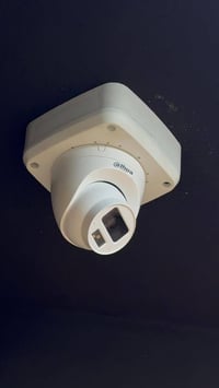 تم.تنصيب 4 كامرات مراقبة من ماركه دهوه .5 ميكا. لأحد مجمعات ملابس في ح...