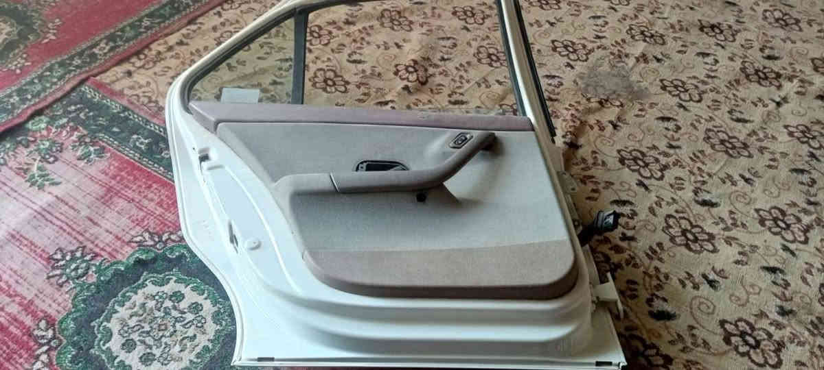 سلام عليكم باب سمند خلف سايق الباب كامل هوه وجامه والبطلنه والكيلون بس بي ضربه موضحه بل صوره السعر ١٠٠ وبي مجال   الرقم ***********
