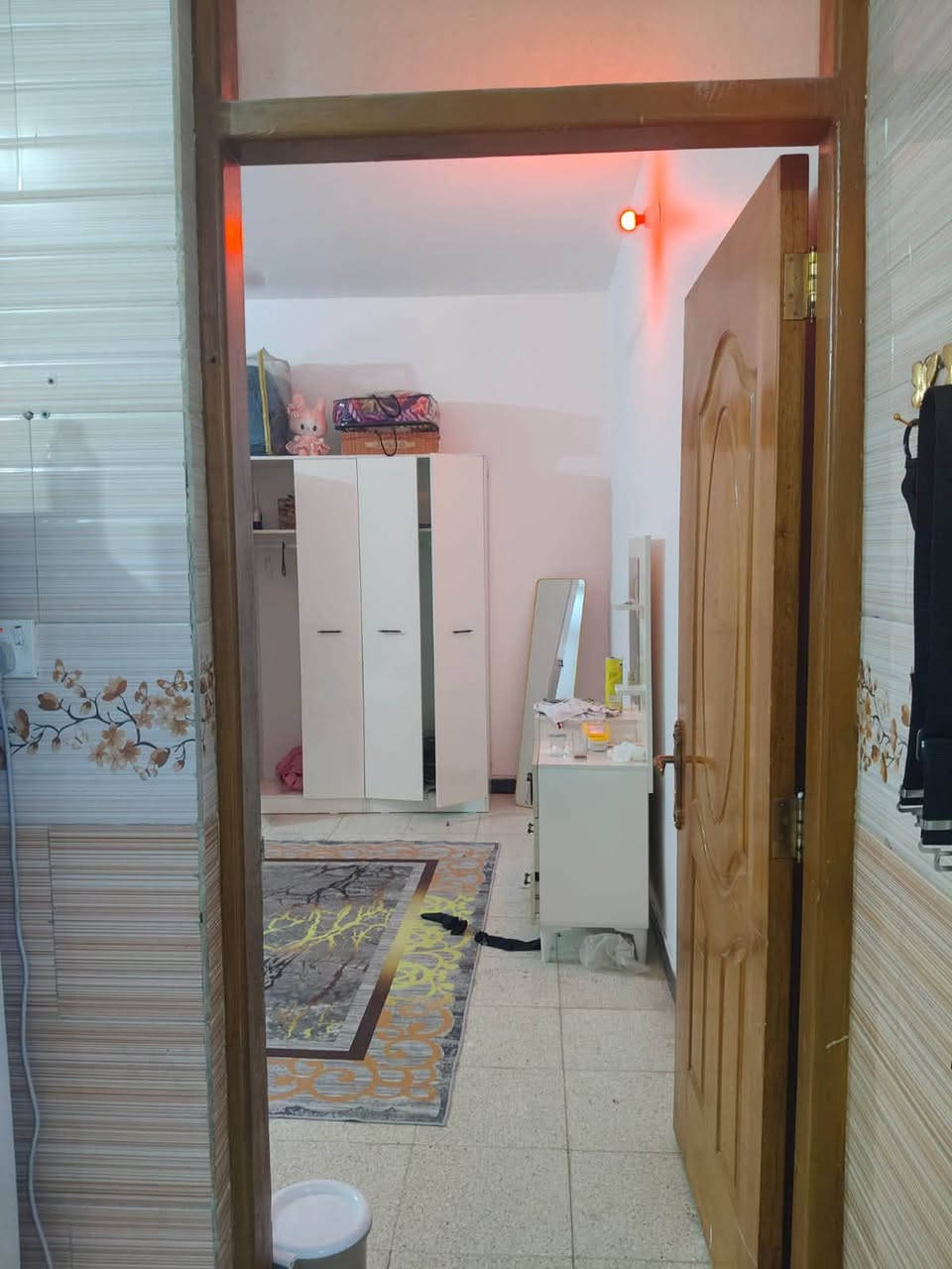 🏡 للبيع – بيت جاهز للسكن في المدائن / حي الفاروق 📍
🔹 المساحة: 100 متر
🔹 نوع السند: زراعي – سند 25
🔹 البناء: طابقين

✅ الطابق العلوي:
• غرفة
• صحيات كاملة

✅ الطابق الأرضي:
• استقبال
• صالة
• غرفة نوم

🏗️ البيت مبني بالكامل طابوق ومسلح
✨ كاشي وصبغ حديث
⚡ كهربائيات كاملة
🛣️ المنطقة مخدومة بالكامل (تبليط ومجاري)
✔️ البيت جاهز للسكن ولا يحتاج أي مصاريف إضافية.

📍 الموقع: المدائن – حي الفاروق

📞 للاستفسار والمعاينة:
***********
