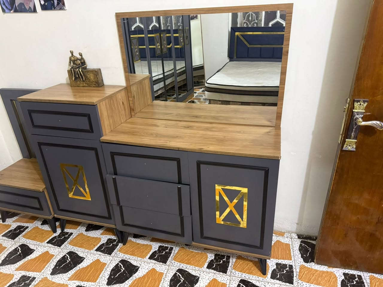 السلام عليكم غرفه نوم تركي  للبيع ١٠ قطع نضيفه السعر ٦٥٠ قفل قفل مكاني بابل مركز المدينه ***********
