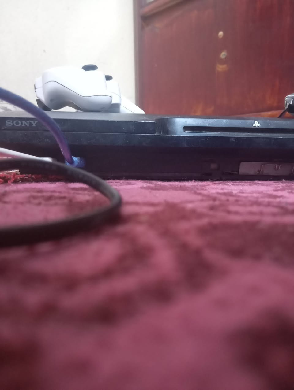بلي ستيشن 3 للبيع يحتوي على 2 جوستيك 
و2 واير وهارد ذاكره 500g والبلي نضيف شغال مابي اي شي السعر 140 الف دينار وبي هواي مجال 

للتواصل خاص او اتصل على هاذا الرقم ***********
