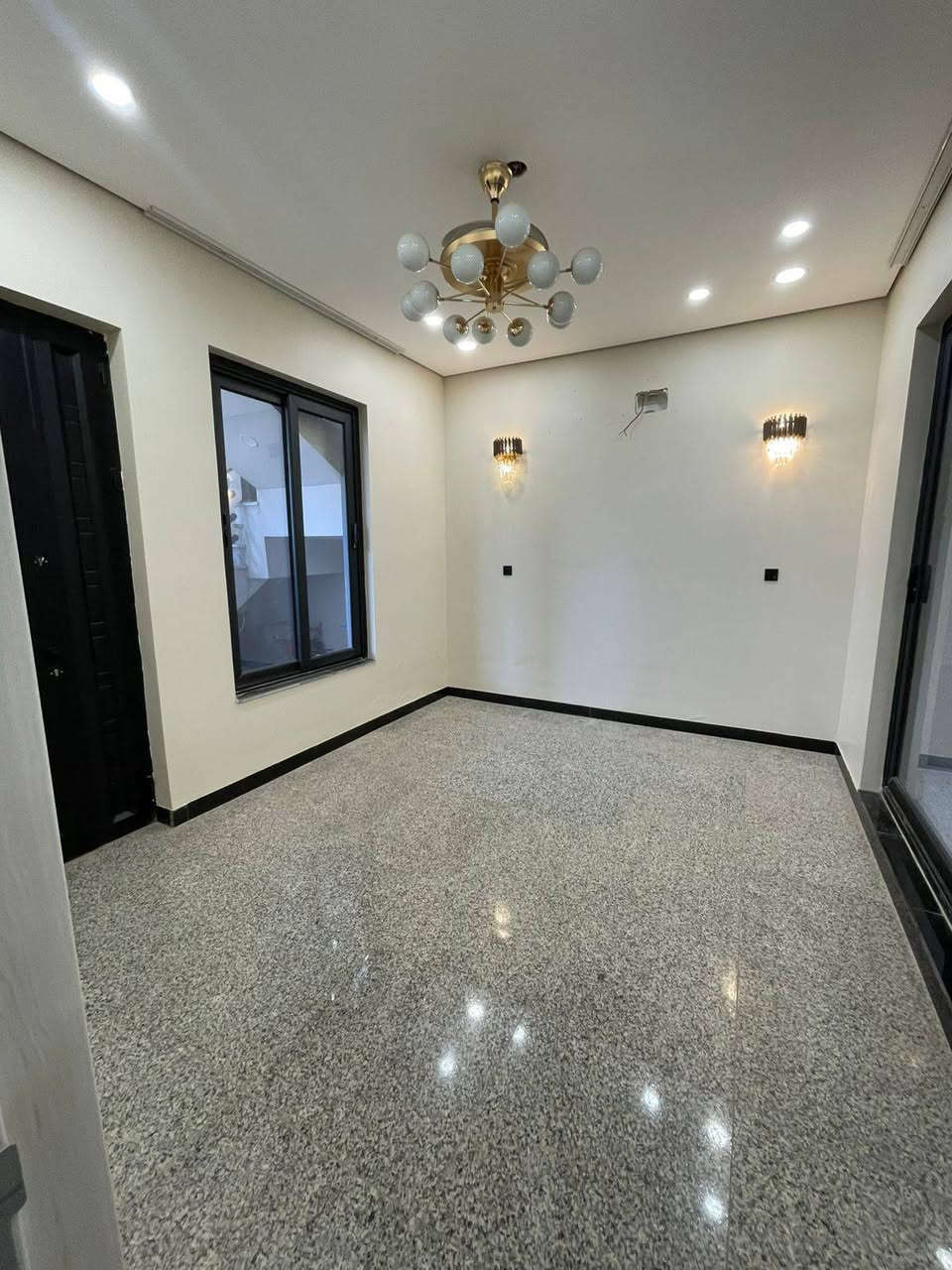 السلام عليكم بيت للايجار البيت مودرن بناء حديث يحتوي على مطبخ كبير صاله غرفتين نوم حمام البيت ارضي موقع الزيتون جديده مقابيل جامع منى بلفرع سعر الايجار 600 الف قفل غير قابل للتفاوض مطلوب عائله صغيره للاستفسار مع صاحب بيت حصرا بدون دلاليه ‏‪***********‬‏ ملاحضه المطبخ جاهز كاونتر حديث
