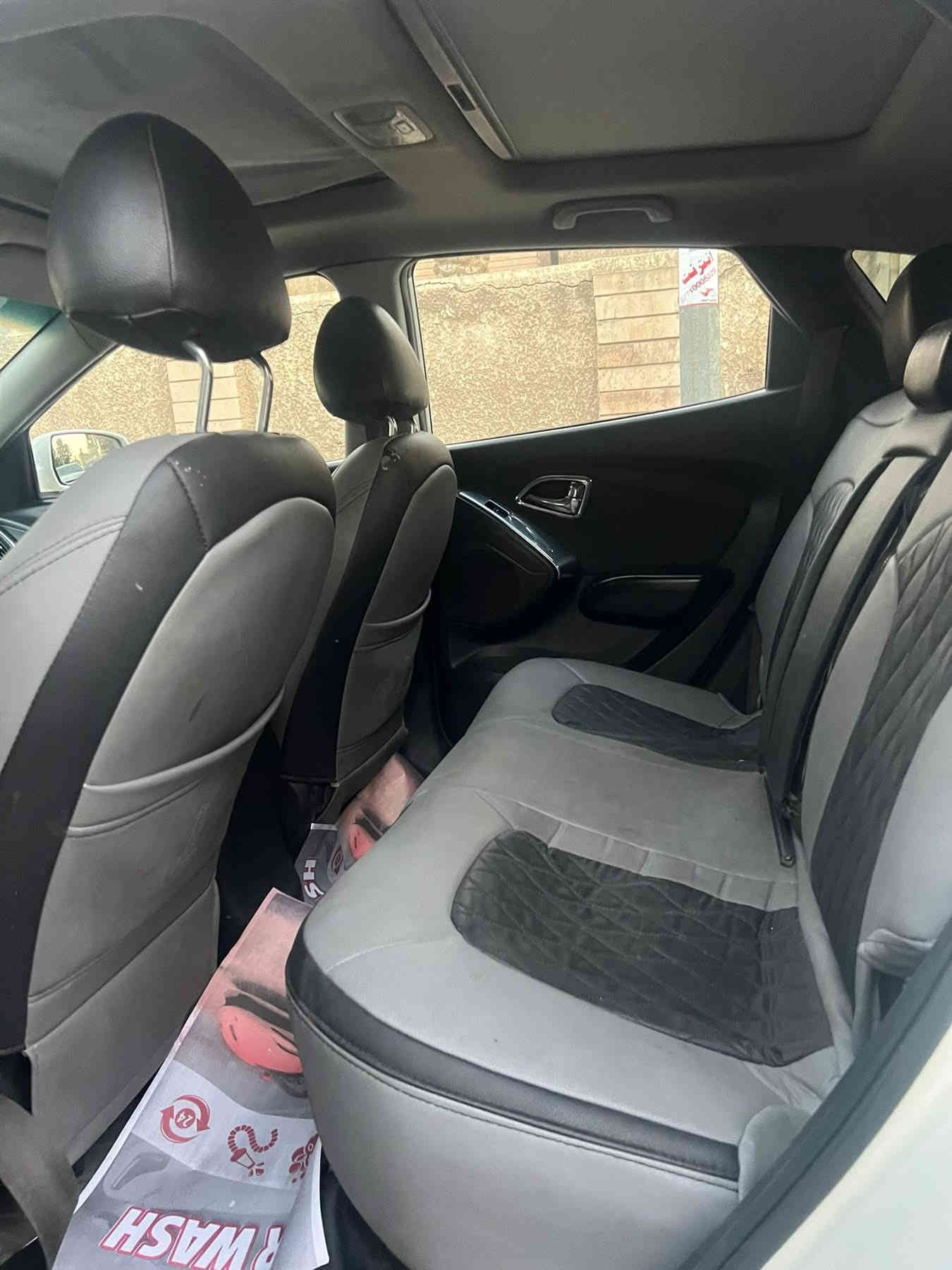 السلام عليكم توسان 2011 خليجي فول مواصفات
مواصفاتها / بنوراما / شاشه جبيره / كشنات جلد + كهربائي
بصمة تشغيل + بصمة ابواب / محرك 2000 دوش
السياره بيها صبغ جاملغ وقبق جنطه وبنيد الباقي مكفول
السياره جاهزه بدون نقص تبريد صدر كله جديد 
السعر 127 وبيها مجال حك الجيه ***********
