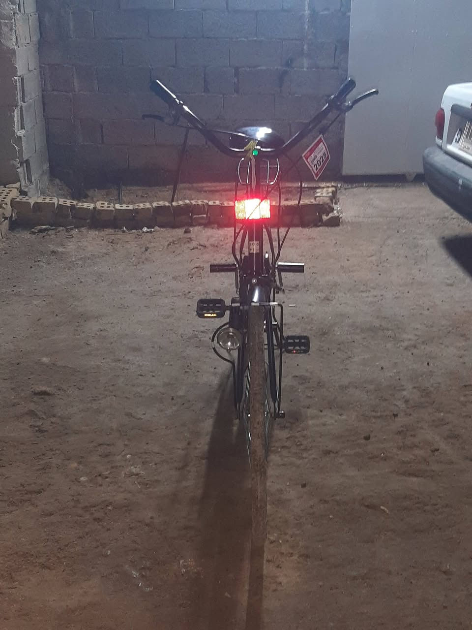 السلام عليكم بايسكل للبيع حجم 26 نضيف  اخو الجديد المكان الشهداء البياع الاتصال ***********
