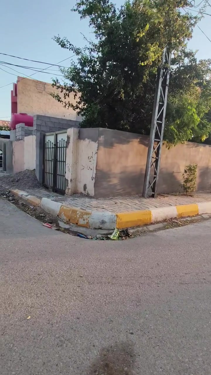 ​📍 تفاصيل العقار:
العقار عبارة عن قطعة أرض (مساحة 300م) تحتوي على بنائين منفصلين بالإضافة إلى محل تجاري، تفاصيلها كالتالي:

​🏠 المنزل الأول (مساحة 200 متر مربع):
​تصميم واسع ومميز يناسب العائلات الكبيرة.
​غرف نوم مريحة، صالة استقبال، مطبخ، ومنافع متكاملة.

​🏡 المنزل الثاني (مساحة 100 متر مربع):
​بناء مستقل ومثالي لعائلة صغيرة، أو يمكن استغلاله للإيجار وتحقيق دخل إضافي.

​🏪 محل تجاري:
​يقع على الشارع مباشرة، جاهز للتشغيل كنشاط تجاري خاص بك أو للإيجار الاستثماري.

​📞 للمعاينة والاستفسار:
 لمعرفة السعر وتفاصيل إضافية، يرجى التواصل معنا:
​📱 رقم الهاتف: [***********]
