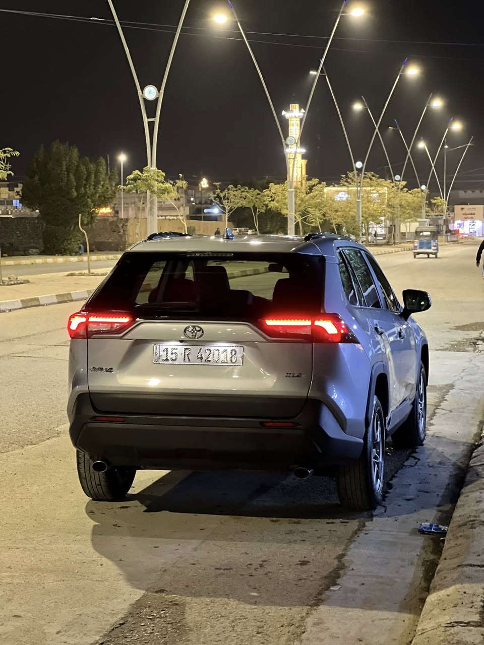 سلام عليكم  رف فور 2024
لون سلفر   مواصفات عاديه   
بدون هايبرد. 2500فقط بانزين.  ضررها راس البنيد وفوك الايت. شويه بالجاملغلت موضح بالسونار.  رقم انبار حره تحولي ثاني يوم.  رقم تلفون  ***********
