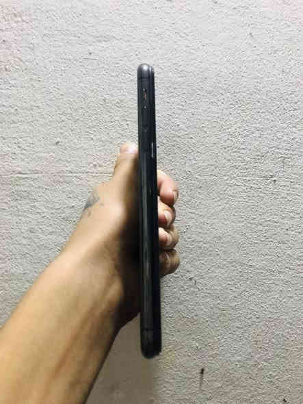 السلام عليكم

iPhone. 11.  pro.  Max 📍
ذاكره:- 256❤️‍🔥 
بطاريه:- مبدله %100 اصليه🔋
لون:- اسود 🖤
الجهاز مبدل شاشه اصليه والفيس ايدي واقف 💥 
الباقي كوله شغال✨
نضافه الجهاز 100%95 💯
العنوان:- بغداد جميله 
الاتصال:-***********
السعر:-240 قفل 💎
