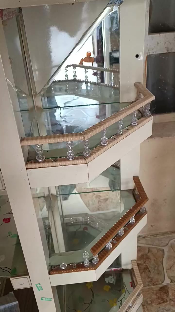 ميز تعليك حيل نضيف  ألمنيوم وبي كلوبات حيل حلو يرهم للمحل الحلاقه ويرهم للكماليات  سعر 25 اليريده بخدمته *********** كركوك القادسية 2
