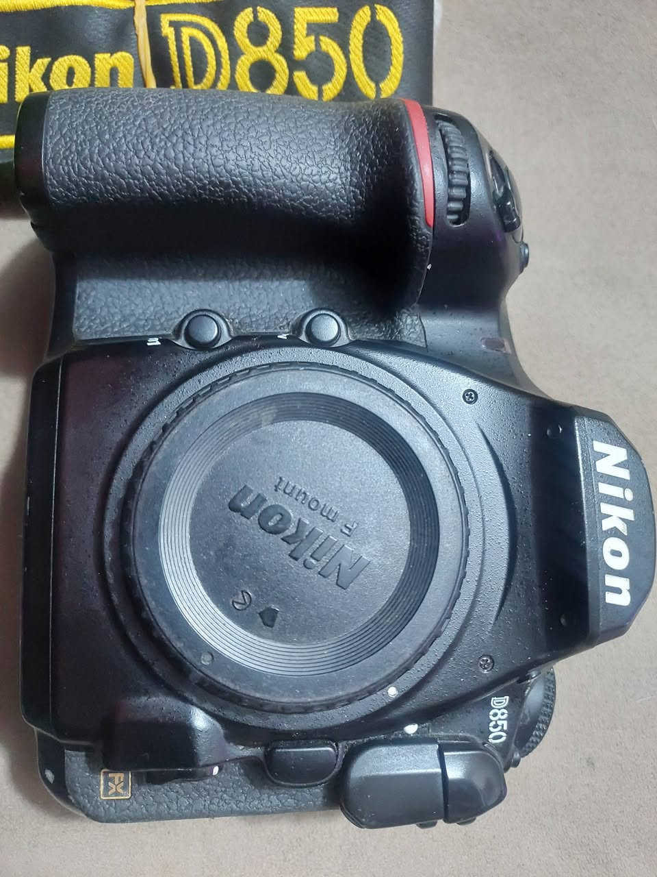 السلام عليكم نيكون D850 فقط بدي الملحقات كارتون وحزام كتف وشاحنه وبطاريه بالنسبه لشتره عالي او مراوس شعدك دزلي خاص مكاني بغداد ***********واتساب
