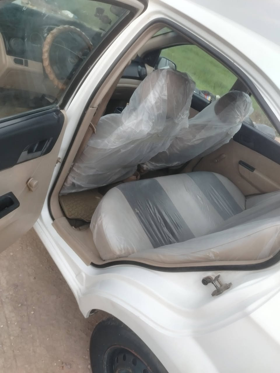 السلام عليكم افيو للبيع ٢٠١٠
سياره بيها بابين صبغ عكس السايق بدون ضربه

وبيها هلال الجاملغ الخلفي
السياره مابيها ضربه ايرباك سليم كير سليم كهربائيات كلها شغاله السعر ٦١$وبيها مجال
الاتصال ***********
