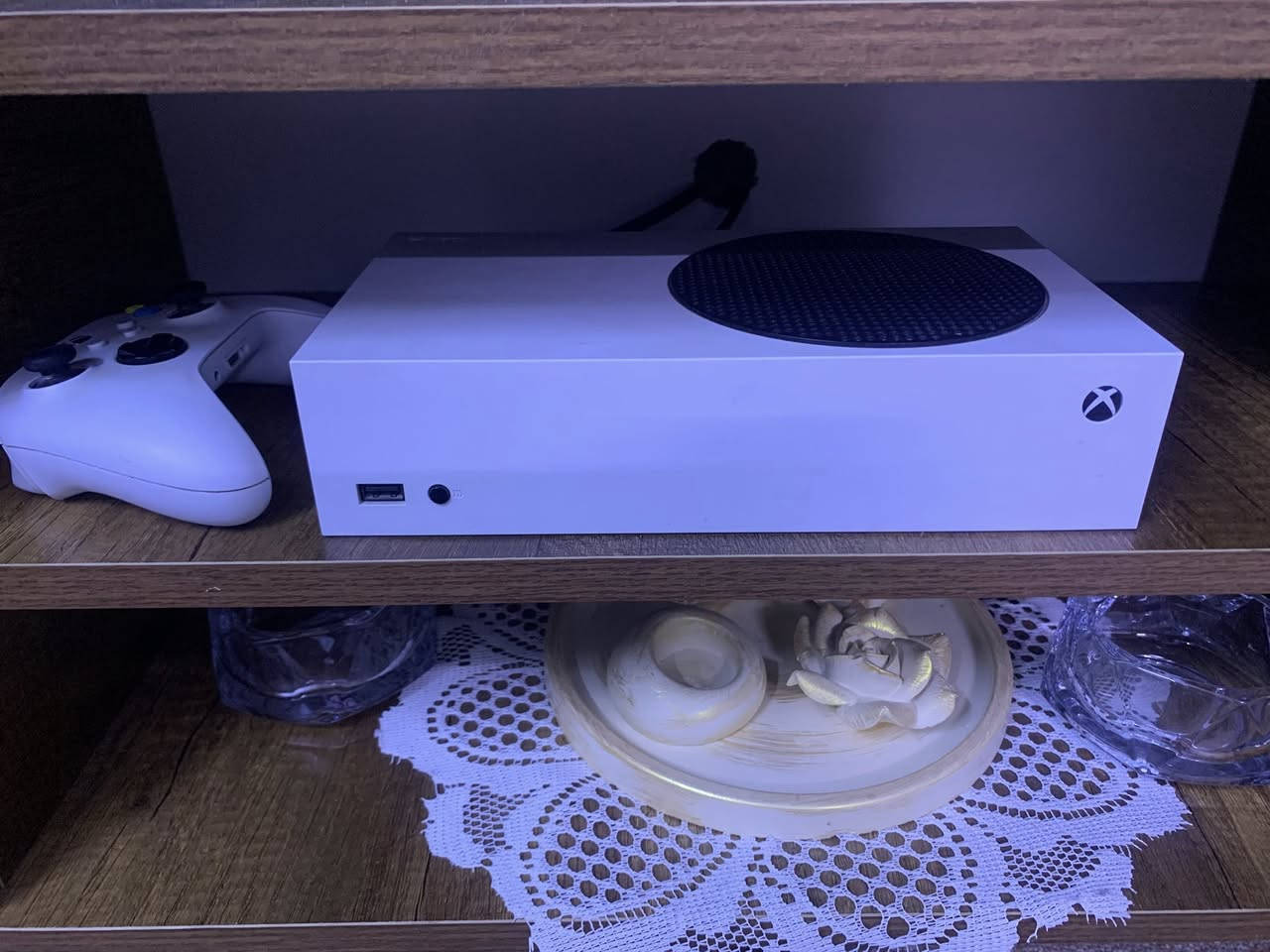 للبيع  Xbox series s
جهاز حيل نضيف بعدة بستكر لضمان ذاكرة 512GB
ملحقاتة 
1_ كارتونة 
2_ يدة اصلية 
3_ بطارية يدة شحن 
4_كيبل كتان 3 متر 
5_ مشتري 38 لعبة داخل لجهاز منها gta5 و ريد ديد ردمشن 2 بس ذني ماخذهن ب 40 و اكو بعد هواي العاب قوية موضحة بل صور 
السعر : 375 الف 
العنوان بغداد قرب لجزيرة لسياحية
واتساب او اتصال : ***********
