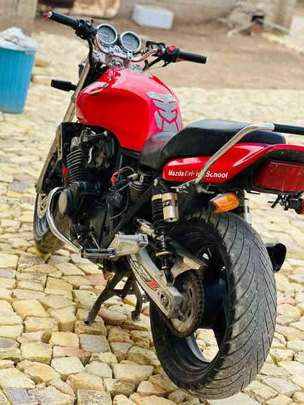 من رخصة الاآدمن السلام عليكم ،سيبي فور جيل اول 16 ولف محرك ما مفتوح كلشي شغال بيها، فقط تلحيضات بسيطة كلش، هس توني مسويلها ادامة الله شاهد من بدالات من راديتر من جوزة تشغيل تاير امامي جديد لايت عالي ناصي شغال دبل اشارة ، سطب خلفي  بريك بالمكان يكطع  تجي ترايك وين متدريد ،الدراجة اوراق
المكان ميسان  
السعر 13 ورقة وبيها مجال و اليجي ما ارجعه
*********** واتساب 
*********** اتصال
