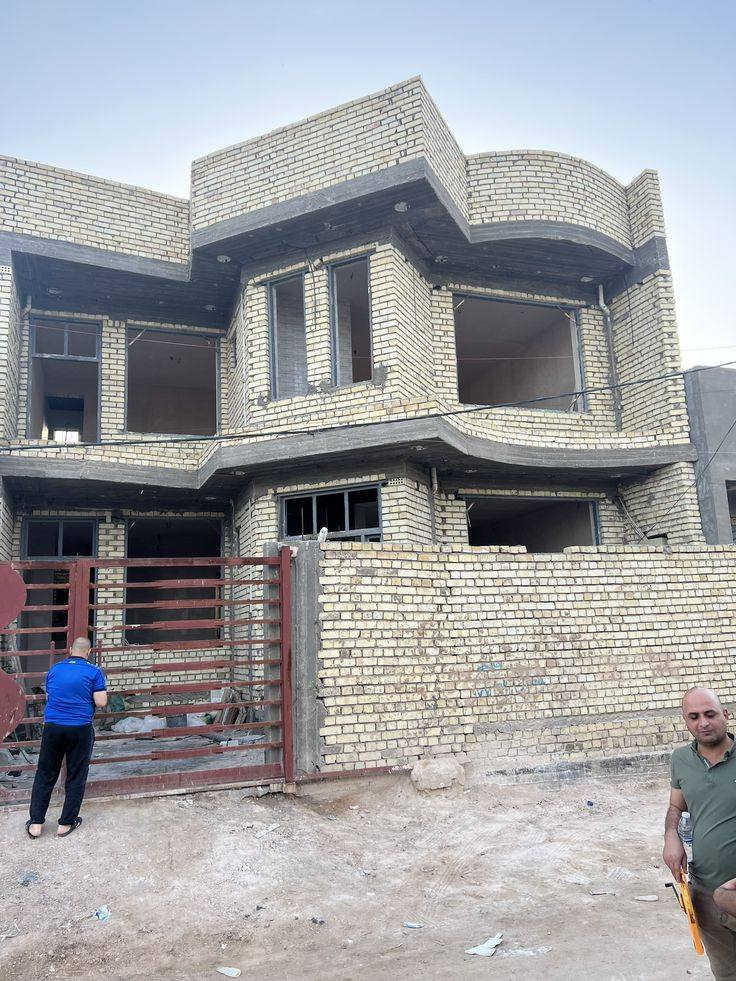 بناء هيكل درجة اولى طابوق مساحه 200 متر بسعر 45 مليون
بناء هيكل درجه اولى بلوك مساحه 200 متر بسعر 35 مليون 
 تفاصيل العمل 

ث نقوم بعمل الأساس تسليح الجسور بالحديد  درجه اولى ١٦ ملم وثم نقوم بعمل القالب الخشب وصب الأساس بالاسمنت المقاوم للاملاح

ارتفاع الأساس ٤٠ سم والعرض 80سم كذلك رش الأساس بالماء Ro‏ ج- نقوم ببناء البتلو بطابوك العماره طيب مع الوزن والقياسات وصب الكوبلن ولبخ وصبغ بماده البرايمر مانع رطوبة والاملاح وبعدها دفن

دفن لبتلو بلسبيس  مع رش الماء المستمر ح البناء فوق البتلو مع تثبيت اطارات الخشب وفريم الحديد خ نقوم بعمل الرباط القالب وتسليح الإيراني ۱۲ ملم وصب بالاسمنت العادي

د البناء فوق رباط حتى يكون ارتفاع البيت من الداخل ٣,٥٠م

نقوم بعمل القالب سقف مع تأسيس شبكه الكهربائية وتسليح بالحديد  درجه اولی ۱۲ ملم + جسور مخفيه عندا الحاجه + درج دائري

صب بالخباطه وبعدها رش بالماء لمده اربعه ايام

ر بناء ستاره بارتفاع 1/60وصب كوبلن فوق ستاره وبناء بيتونه مع تسليح وصب السقف

ز بناء الجدران الخارجية والحمام الخارجي والخزينة رئيسية وصب دنك لباب الرئيسي ***********متوفر واتساب
