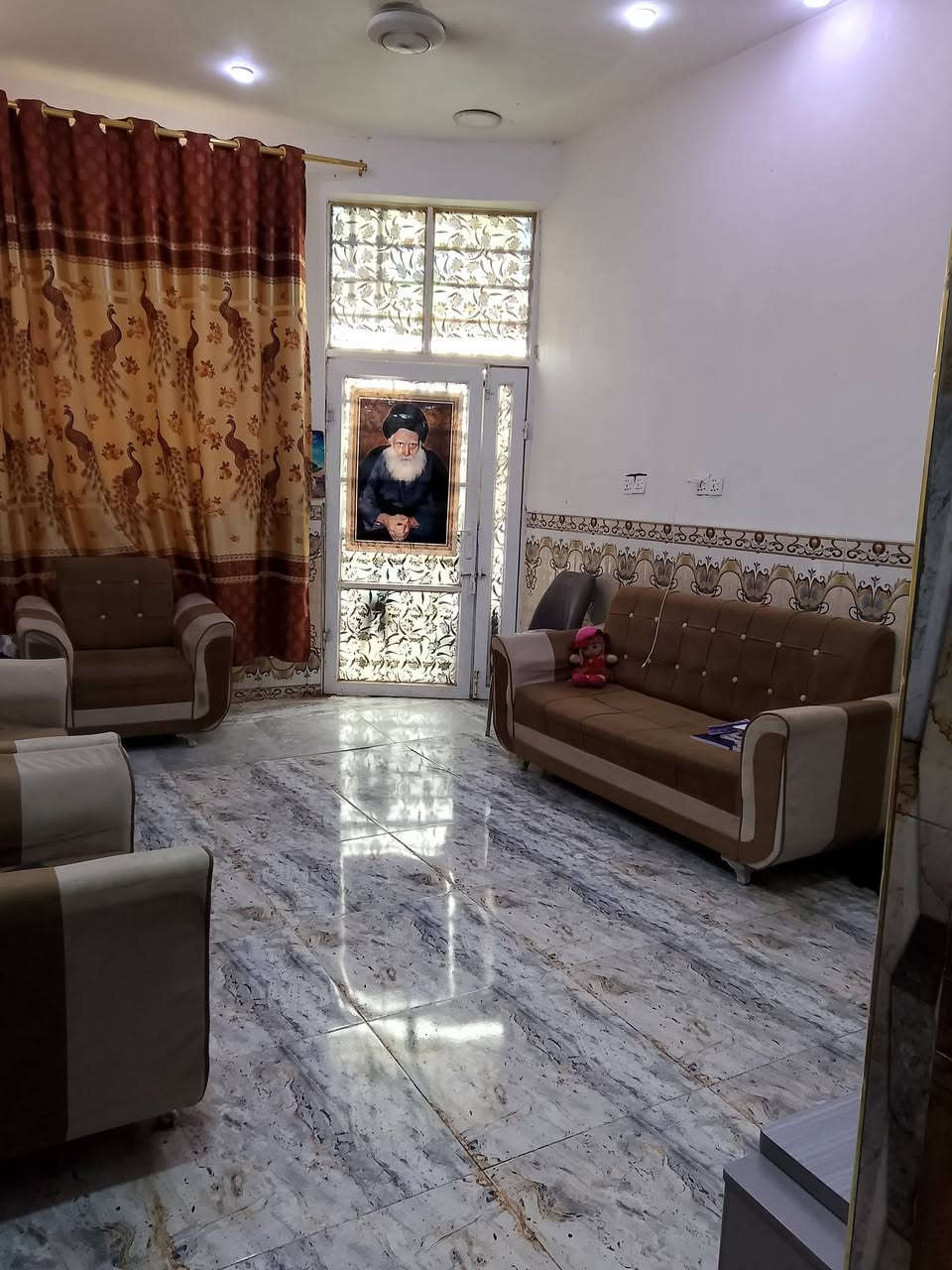 مشتمل للبيع مساحته 100م في السفحه الثانيه شارع احمد الوائلي قرب صيدلية البرهان طابقين الأول متكون من غرفه وهول واستقبال ومطبخ وصحيات والثاني غرفتين وصاله وصحيات والطابق الثاني نقصه لبخ وبياض وسيراميك الخدمات متوفره ماء وكهرباء محلات فرن صمون المنطقه مسكونه البيت مطلوب اسكان 15 مليون 
السعر 75 مع الاسكان .
لاتصال على الرقم ***********
