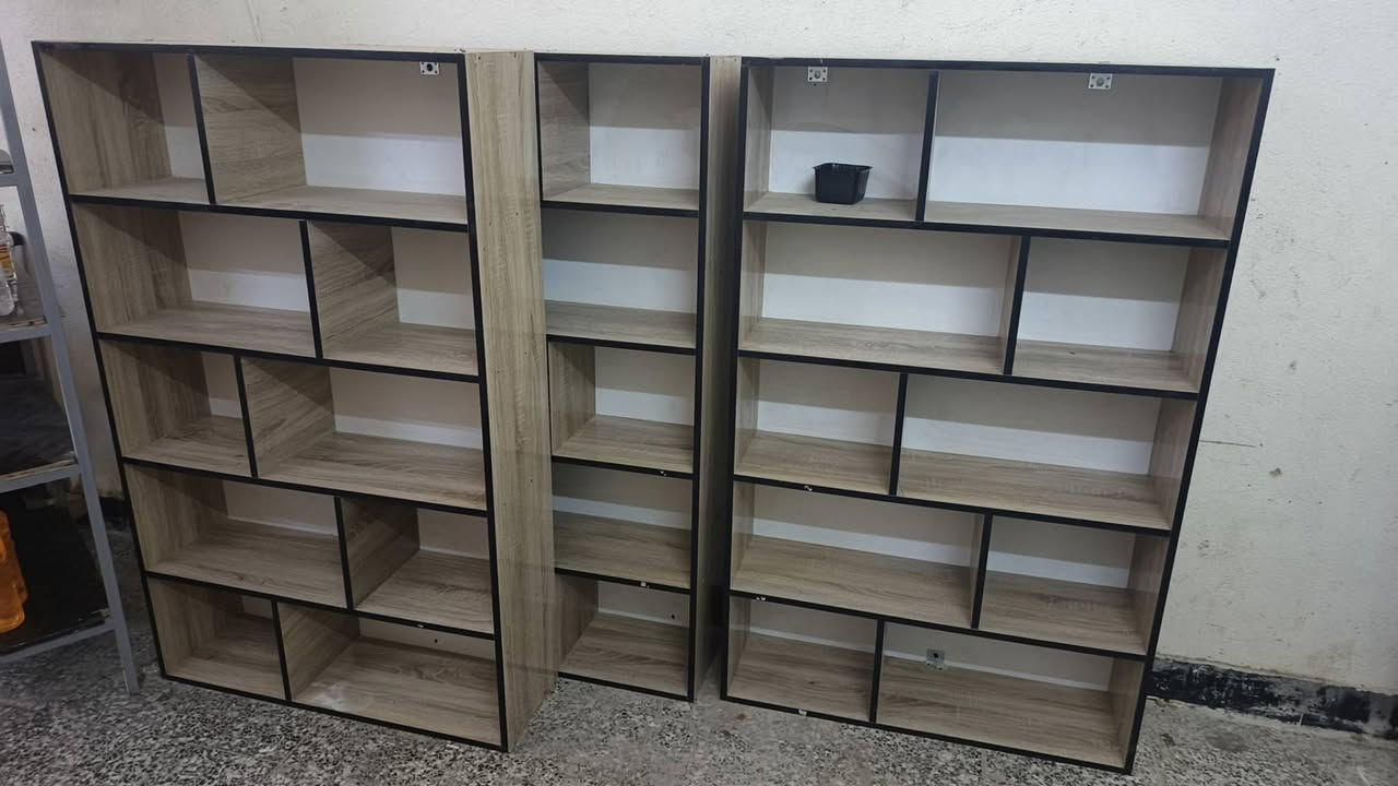 (للبيع)
3 رفوف خشب + ميز عرض حديد 

قياس الرف الخشب 
(أرتفاع: متر و60سم)(عرض:1 متر)

السعر 
الرف الخشب القطعه الواحده (٦٠)
ثلاث قطع (١٥٠)

الميز الحديد (٣٠)

لـلأستفسار 
 ***********
