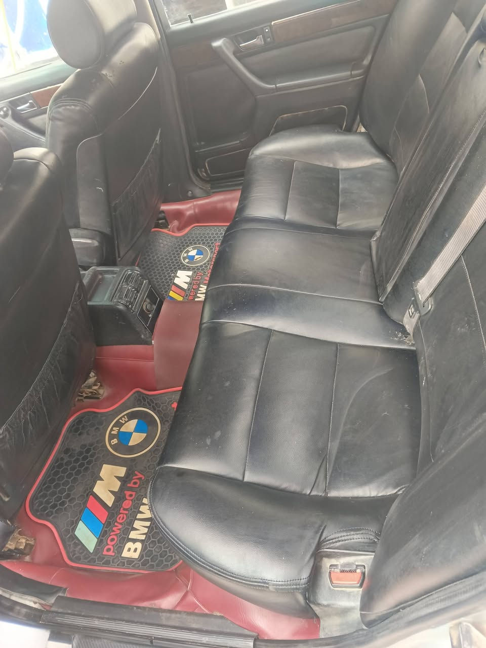 السلام عليكم سياره بي ام للبيع موديل 92 سياره جاهزه مكينه وكير وحداديه جدد رقم جديدد سياره بلاديه كهربائيات شركه تبريد شغال فتح سقفيه كشنات جلد سعر السياره 58 ورقه وبيها مجال مكان السياره ديوانيه برقم الهاتف***********
