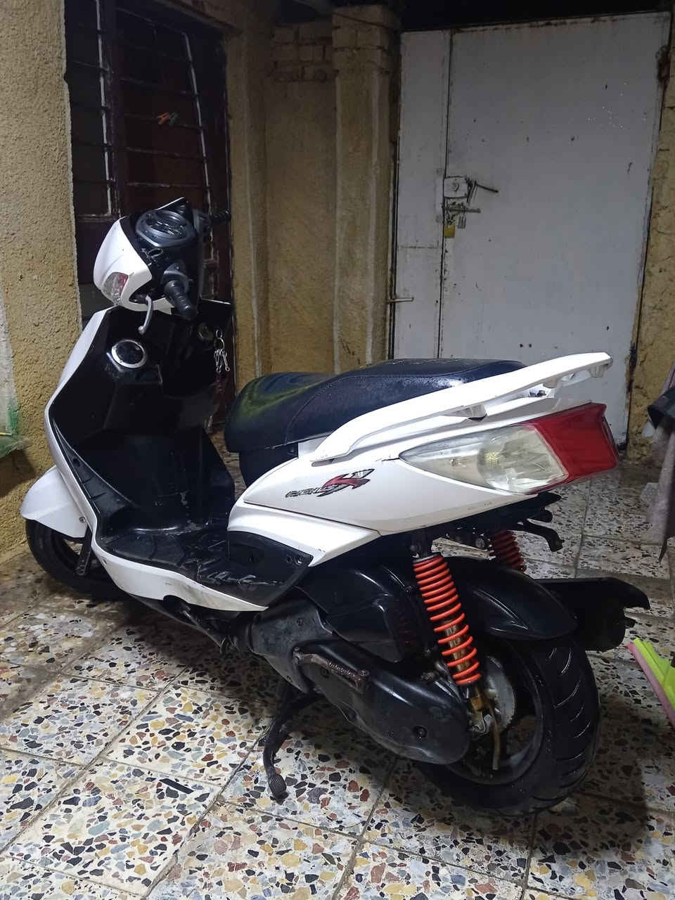 سلام عليكم سكنز فحل كابريتر للبيع $
دراجه مال رمبه صار شهر من منزله و المكاتبه موجوده 
دراجه مال رمبه ما مفتوح بيه برغي بلادي من التاير للتاير 
مكفوله كفاله عامه من محرك و كفرات و سرقه 
دراجه كفرات نضافتهن 85٪ 
ابو المصلحه يعرف التحميل من يجن بل حاويه اشويه يضربن 
لاكن الدراجه ما بيه اي نقص نكر سلف و هندر و كهربائيات كله شغاله
فقط بيه خلل بسيط بل دشبول من طفي ناريه يبقه مشتغل علمود الساعه البي بس هوه شغال كله ما بي عطل 
دراجه الذيل مالته او الجاملغ الخلفي موجود بس فتحته علمود التنضيف 
السعر خاص لان اكو نفوس ضعيفه يكسرون بل سعر 
اي استفسار اتصل عله الرقم ما متواجد عل فيس 
*********** مكاني بغداد الطالبيه
