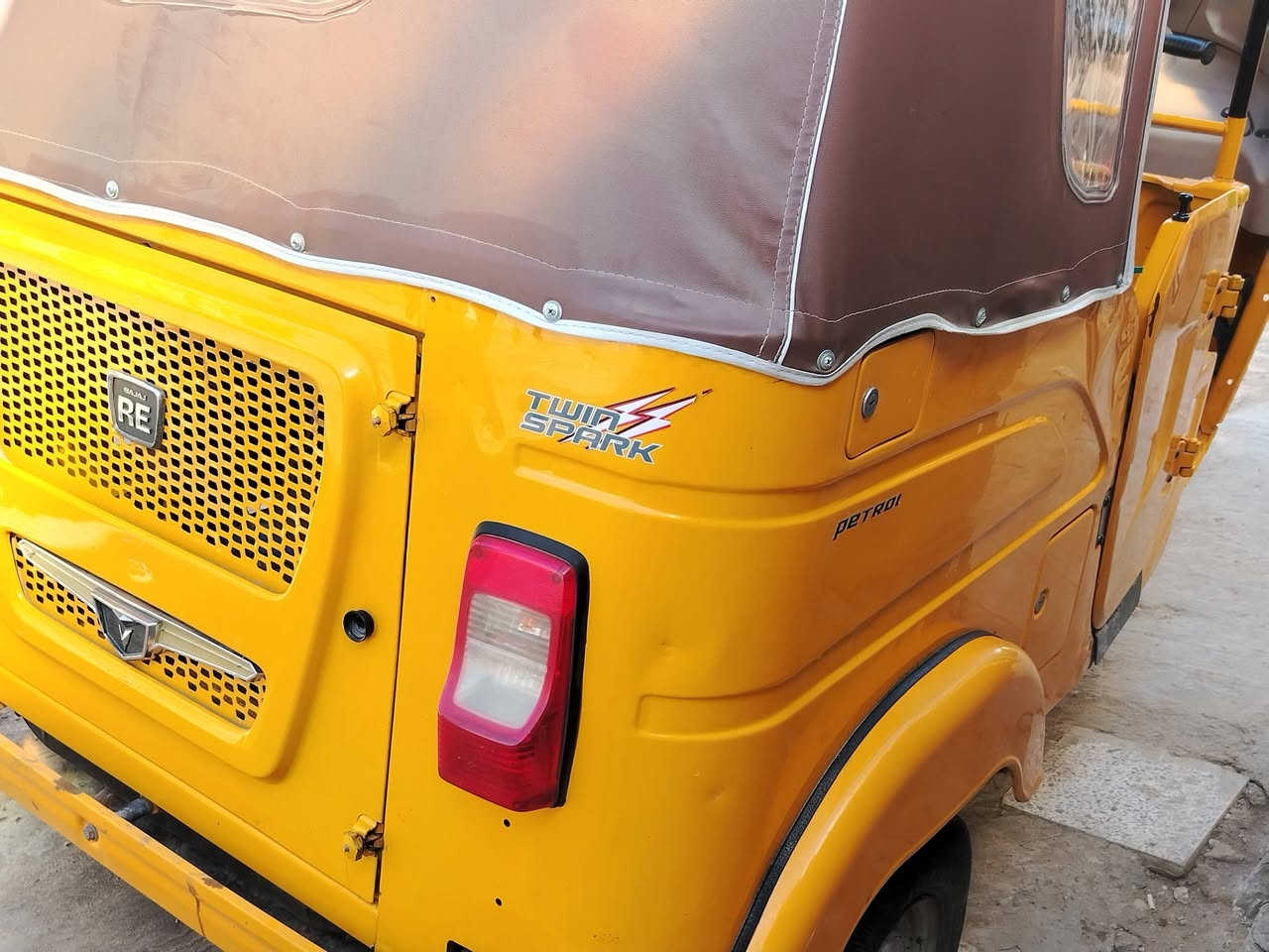 السلام عليكم تكتك باجاج للبيع 2022/11/1 أوراق مكفولة من الصبغ والضربة كدامك المكينة خير من الله مكان بغداد حي العامل السعر 83000 وبيهة مجال قليل مامتواجد ع فيس ***********
