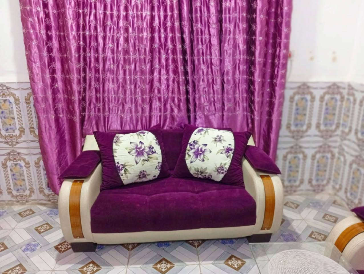 السلام عليكم للبيع 
سبب البيع ننتقل لغير مكان 
تخم تركي درجة أولى طبي لون بنفسجي مطعم بصحراوي يدات صاج 
مع طبلات سيتين عدد 8 طبلات خشب 
معارض عدلل ثنين واحد MPF والثاني صاج 
للاستفسار خاص أو *********** بي واتساب
