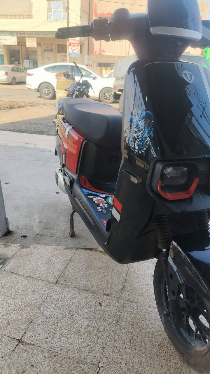 السلام عليكم 
مطور سحن شركة الريان 
بطارية ليثيوم 🔋 
مفتاحين بصمتين تشغيل عن بعد 
مثبت سرعة 
منفذ شحن USB
٣ سرعات 
شاحنة اصلية 
المطور ما مفتوح وضع شركة
وقافية جانبي و وسطي
السعر ٩٠٠ وبينو مجال 
للتواصل واتساب ومسنجر 
***********٢
