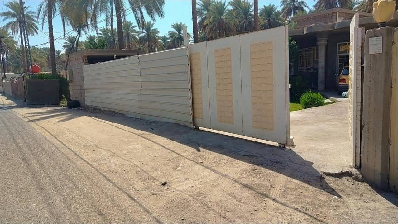 اخوان #للبيع دونم وربع سند 25 بأسمي تحويل اسهم مع بيت مساحته 200متر يحتوي على 3 غرف نوم وصاله وستقبال ومطبخ ومجمع صحيات وكذلك صحيات خارجيه مع حديقه مساحتها 100 والبستان حلوه ومعموره بيها اشكال الاشجار والنخيل والبيت صاير على الشارع تبليط كافة الخدمات متوفره مكانه كربلاء الحسينيه (شارع الشاهر) او منطقه العواره الوسطى تبعد على مركز المدينه 15 كيلو تقريبا السعر 250 مليون وبي مجال للشراي   للاستفسار اكثر اتصل ***********
