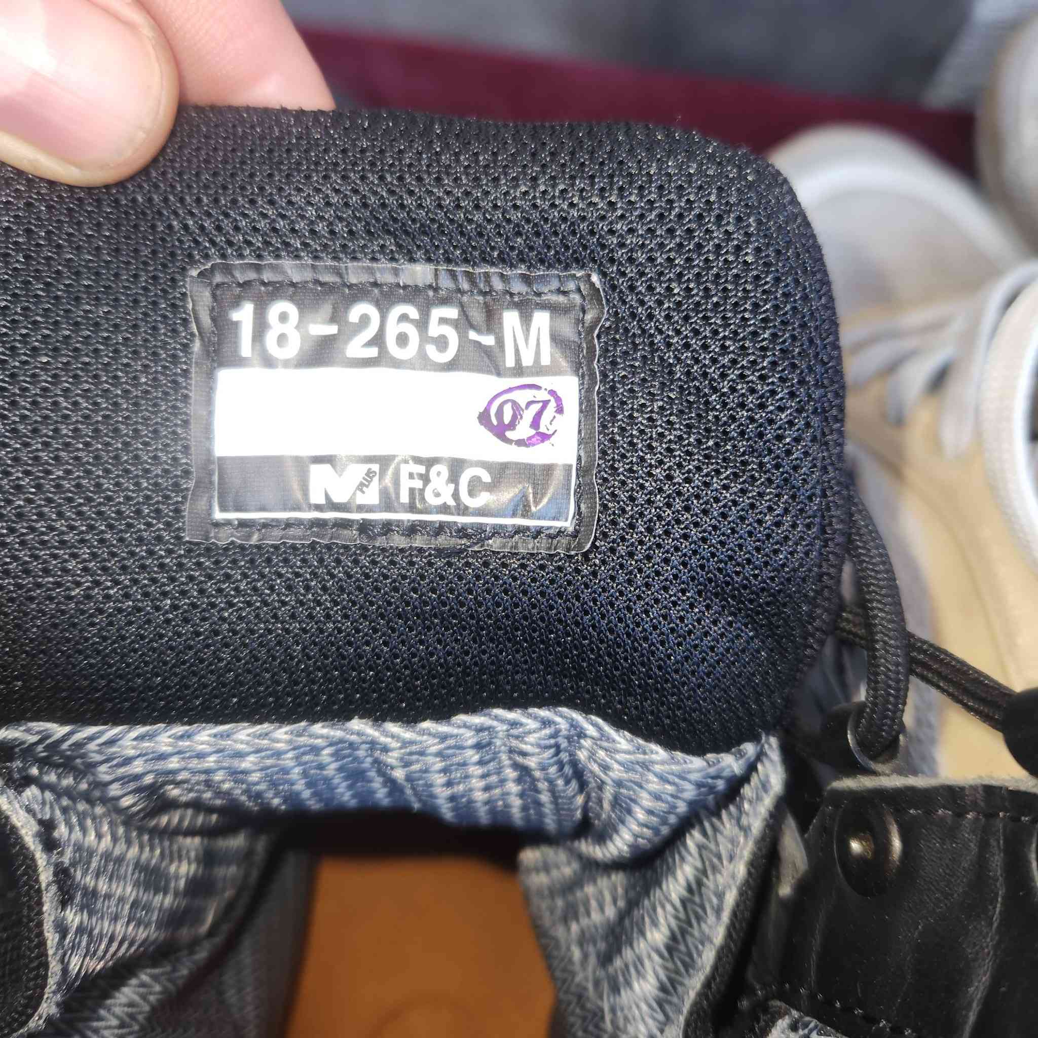 قياس 41 يلبس 42 
بغداد ***********
