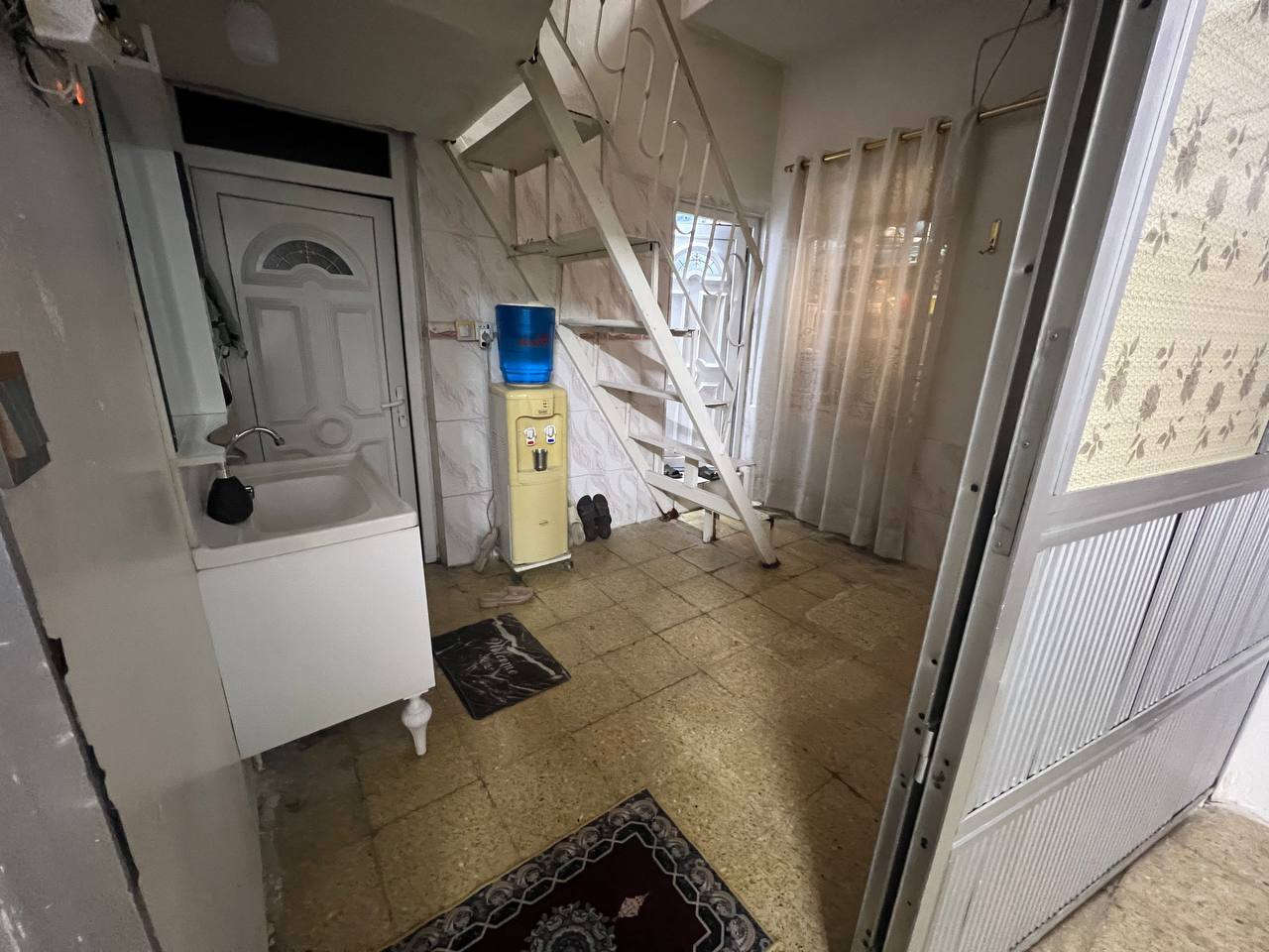 بيت في حي الامن 180 متر متكون من طابقين 
الطابق الاول استقبال وهول  ومطبخ وغرفة نوم وصحيات 
الطابق الثاني متكون من غرفتين نوم وهول وصحيات البيت صالح للسكن  للاستفسار  الاتصال على الرقم 
***********
‎0750 339 0806
