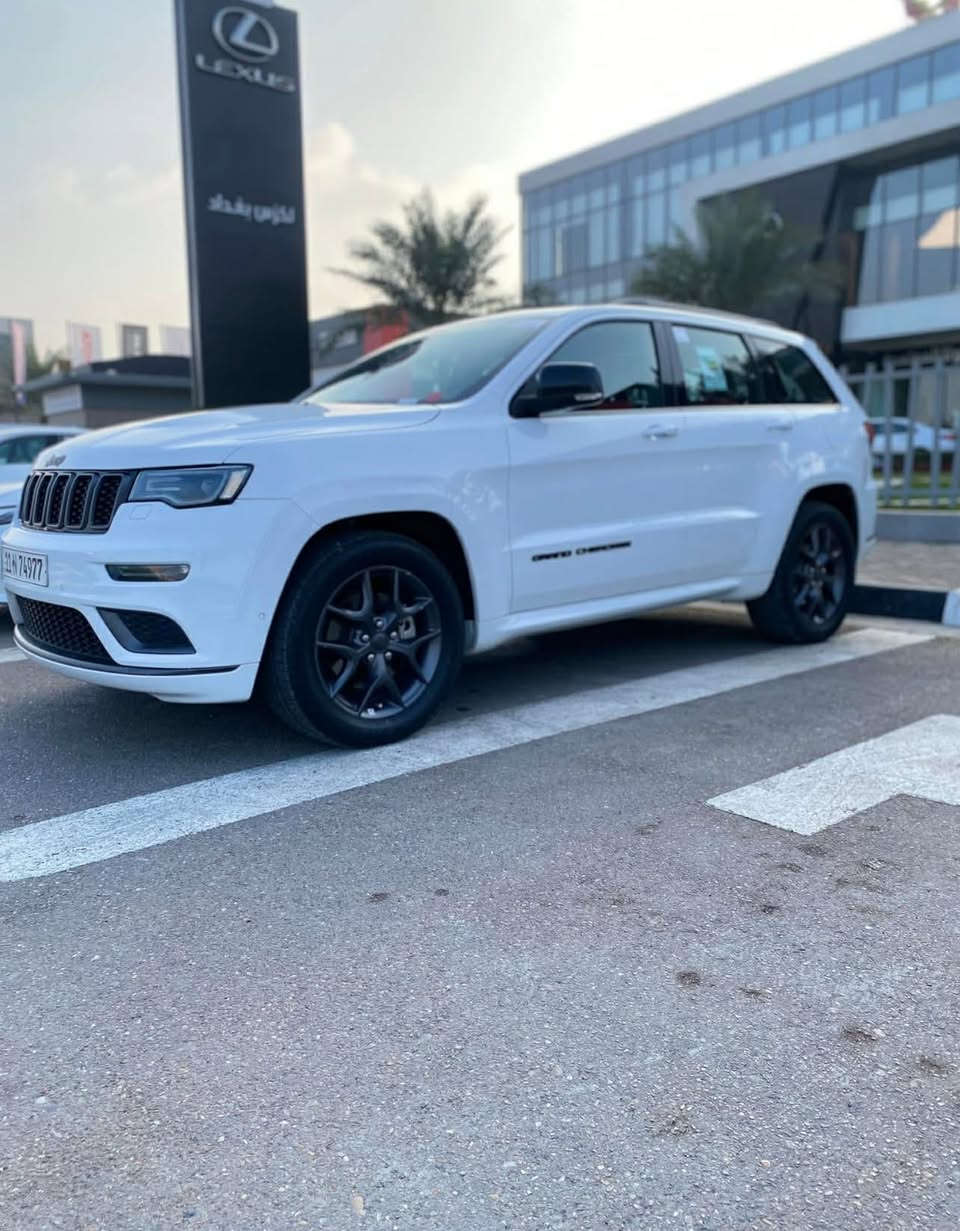 سلام عليكم 
جيب كراند شيروكي فه  ال  S
اعله موصفات بجيب
الموديل :2020  . (خليجي) . 

المحرك : V6.  3.6L .
العداد : الف53 km
 
وكاله هارلم السياره 
السياره مكفوله كفاله عامه من الصبغ و البارد و الشخوط
سياره داخل احمر 
رقم بغداد بسمي   من الزيرو على ايدي

سياره جديده بمعنى الكلمه 
* المواصفات : داخل احمر بلادي 
  . 
* تحذير الخروج عن المسار . 
* نقطة عمياء .
* دفع رباعي 4x4 . 
* فرش المقاعد من الجلد . 
* المقاعد الأمامية كهربائية .
* ذاكرة لحفظ وضعيات الجلوس . 
* المقاعد الأمامية مع تدفئة . + تبريد 
* صف المقاعد الخلفية مع تدفئة . 
* ويل قياس 20 انج اسود لماع .
* مقود السائق كهربائي . 
* تدفئة ستيرن . 
* سقف بانوراما .
* شاشه 8.4 انج .
* نظام الملاحة (GPS) . 
* نظام خاص للطرق الوعرة . 
* مصابيح امامية زنون . 
* المصابيح الأمامية مع LED لايت . 
* كشافات الضباب زنون . 
* تشغيل عن بعد .
* صندوق كهربائي .
*  حساسات أمامية . 
*  حساسات خلفية .
* كاميرا خلفية .
* بخاخ ماء لتنظيف المصابيح الامامية .
* مرايا بخاصية التعتيم الذاتي . 
* مرايا جانبية قابلة للطي كهربائيا . 
* بلوتوث تلفون . 
* محدد سرعة . 
* نظام تشغيل واطفاء اوتماتيكي للمحرك للتوفير من صرف الوقود .
* نظام بريك اوتماتيكي . ملاحضه حته سبيره ما نازل وغراض الشركه كلهن موجوده
 
مكاني بغداد
333$💵    و بيهه مجال بسيط
***********
