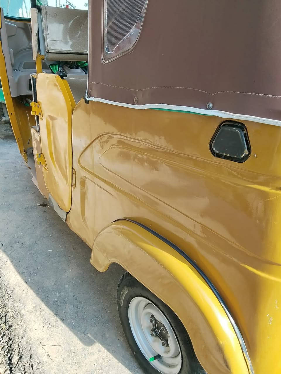 السلام عليكم 
تكتك 21 للبيع رقم وسنويه تكتك حلوه ونضيفه احله من صوره 
مكينه بوشه وبستم شركه 
بيه ضربه بصفحه اليسره راجعه بارد  
السعر6و850
الشراي يتصل ع رقم اني مكلف بنشر 
***********
