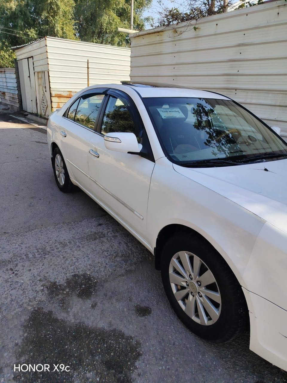 السلام عليكم شباب سوناتا 2009 وارد امريكي داخله اكلين فول مواصفات مكينه 2400 دوش داخل صاجي السياره كفاله من التبديل بيها صبغ جهة السايق أو بيها تكشير مكانها بغداد الزعفرانية عارضها 120 أو بيها مجال  للستفسار أكثر***********
