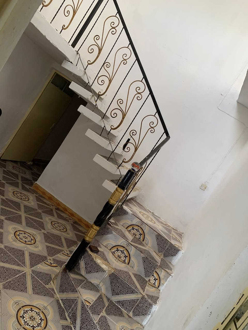 دار للبيع طابو ملك صرف المساحة ١٠٠ م طابق واحد يحتوي على استقبل وصالة وغرفة نوم وكراج سياره وصحيات عالي من الشارع بناء مسلح العنوان بعقوبة التحرير شارع  ٤٠ خلف أسواق العالمية 
***********
