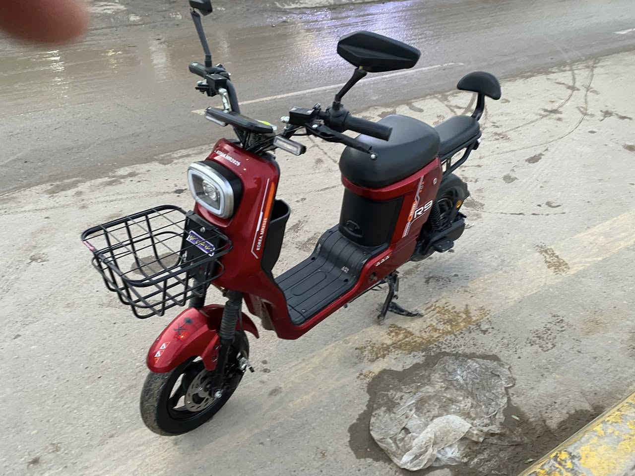 دراجة R9 لون مميز ماروني كاملة ما بيها نقص سعر الدراجة 375الف موقناسوق المفرق عل شارع العام قرب جسر المشاة للأتصال ***********
