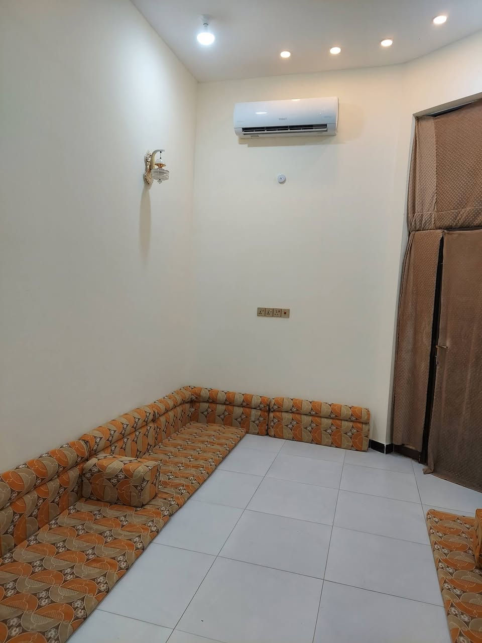 اعادةالنشر بسبب الوعود الكاذبه طابو للبيع بالشموع مساحه ١٣٠طابقين الطابق الاول غرفه صاله مطبخ استقبال صحيات داخليه خارجية الطابق الثاني غرفتين زائد غرفه صغيره صاله صحيات نقص بياض او ارضيه الصطح اشتايكر ستاره ملبوخه مطلوب اسكان ٤٠ مليون استفسار *********** واتساب مازنجر عرض الشارع ٣٠م
