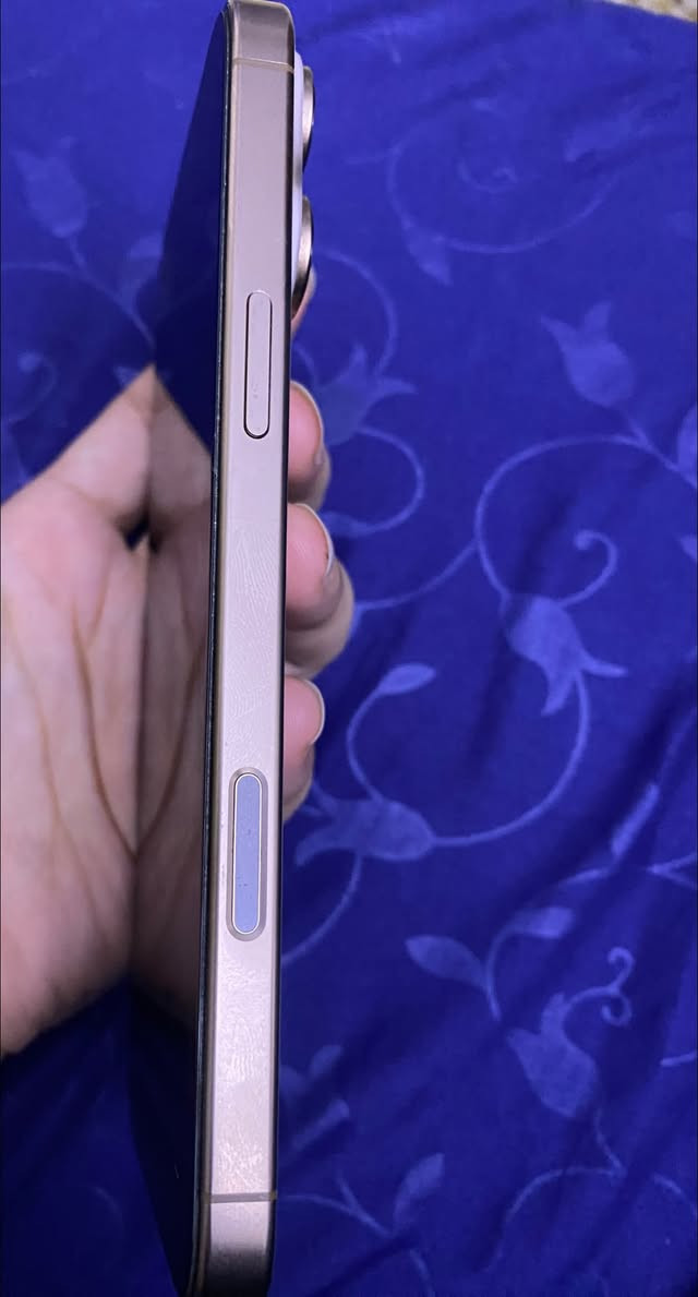 السلام عليكم
ايفون 16 pro max 
لون الاصدار 
ذاكرة 256 
بطارية 95
عدد الدورات 280 
ممصلح ونظيف جدًا ومكفول 
غراضه موجودة وكامله شاحنة وكارتون 
السعر 1350 
مكاني بغداد جميلة 
رقمي ***********
