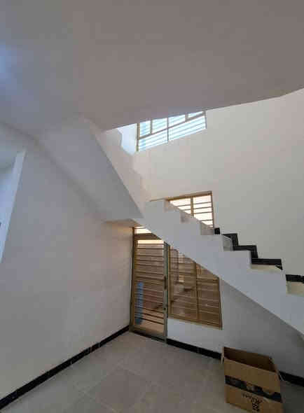 السلام عليكم بيت بلكوت الجديده العامري شارعه يخبل ومرتب كهرباء وماء ومجاري  قريب عالشارع  مساحته ٢٠٠ م بي غرفتين نوم وصاله ومطبخ واستقبال وصحيات داخليه وخارجيه ومناور عدد ٢ بيت جديد وابد ممسكون  سعره علخاص.    ***********. *********** رقم القطعه ١٦٩
