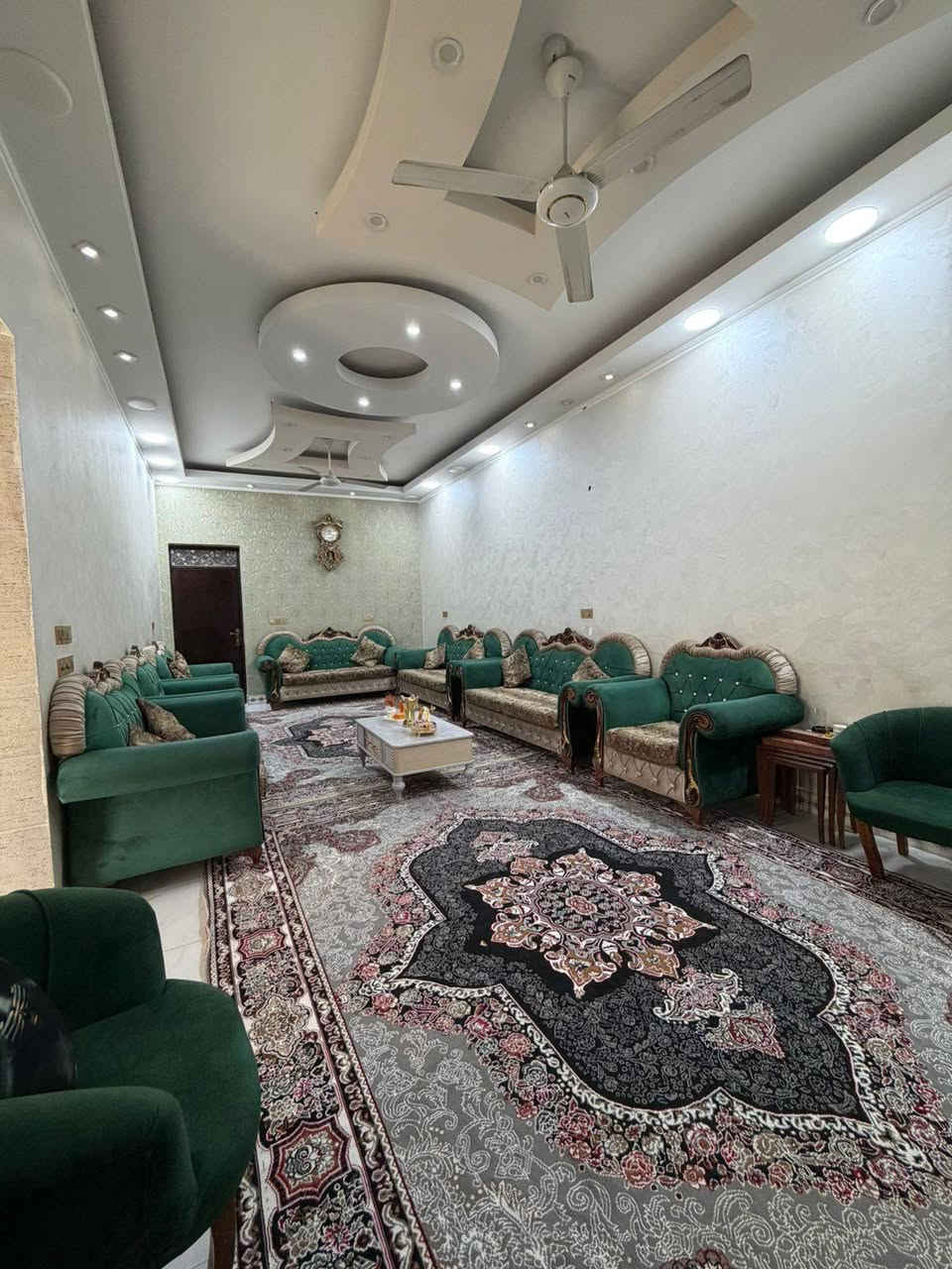 دار مساحة 247 زراعي بالمهيديه
بأكثر شارع مرغوب (شارع جامع سعيد ابن جبير)
عرض الشارع 25 متر متوفر كامل الخدمات ماء وكهرباء ومجاري ونت ضوئي وقريب جداً من التبليط.
الدار واضح من الصور نظافة 100%
طابوق كونكريت مواد البناء نوعية جيدة وممتازه
يحتوي على غرفتين نوم كبار وصالة كبيرة جداً واستقبال واسع ومطبخ حار وبارد وصحيات عدد4 
الطابق الثاني صاله وبيتونه فقط 
شغل البيت درجة أولى من مرمر وسيراميك مع انظمة ماء وكهرباء ومجاري حديثه 
السعر 225 مليون.
مراجعة مكتب الخليج للترويج والأستثمار العقاري 
(الشموخ بباب العمارات السكنيه)
كروب الواتساب بي كل العروض والصور 
https://chat.whatsapp.com/IDto8lMTDKyHzVMs1VbgXk
للاستفسار واتساب 
***********
