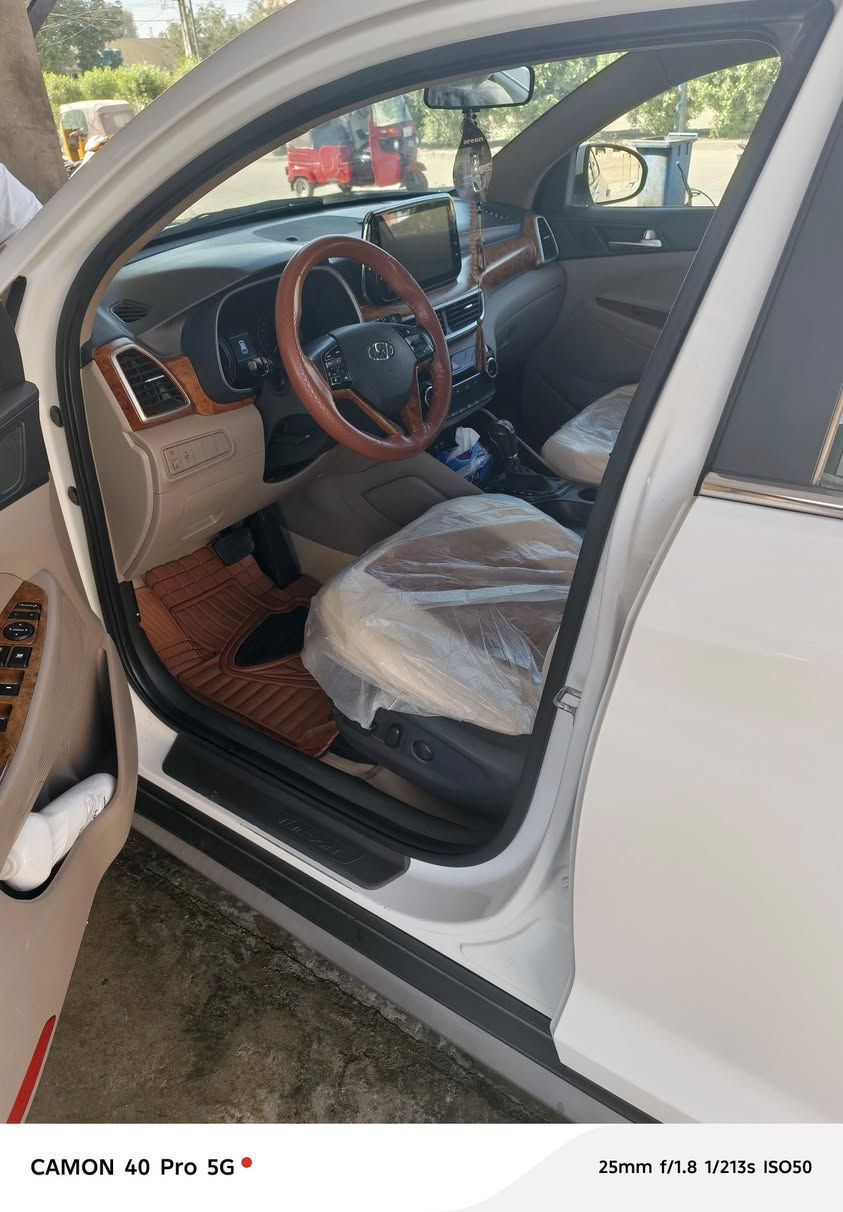 السلام عليكم توسان خليجي 2019 فول ما عده الفتحه ما بيهة أي ضرر مكفوله ما عده شخطين ولباقي كفاله كير ومحرك كفاله ماشيه 59 حقيقي تخم تاير جديد  الاستفسار على الرقم ***********
