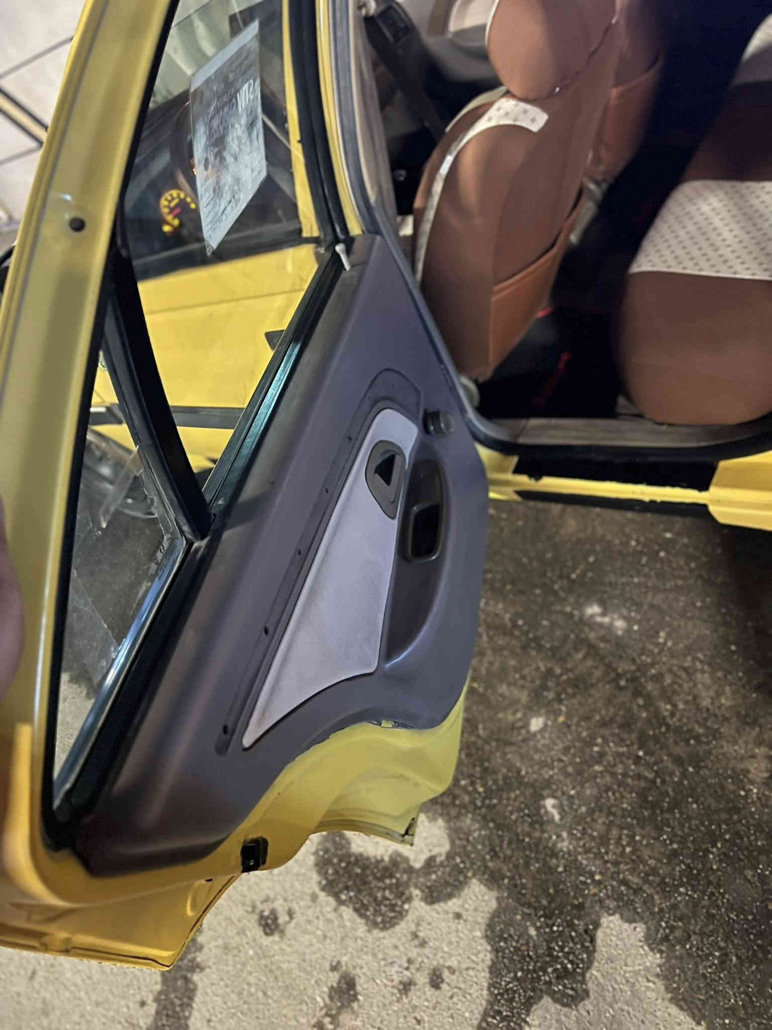 السلام عليكم سياره بيجوا 405 موديل 2015  باسمي رقم نكليزي مصفره من الهيئة  والغرمات تحويل ثاني يوم سنوية الى 2030  كير فرنسي مكينة صافية السيارة كبل للشارع 
السعر 39 مجال بسيط 
العنوان بغداد الدورة ابودشير رقم***********
