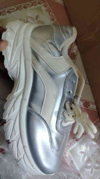 شلعة احذيه الي يريدهم يتواصل خاص والي يريد مفرد هم عادي 
رف مكتبي حديد سعر 10الاف
التواصل اتصال او  واتساب ***********
