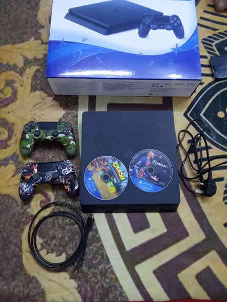 السلام عليكم بلي 4 سلم جديد نضام 12/52 قابل التهكير ذاكره 1 / تيره  كامل ملحقاته كيبلات تشغيل  كارتونه + 2 جوستيكات +2 اقراص هديه سعره 280 مكاني بغداد رقم ***********
