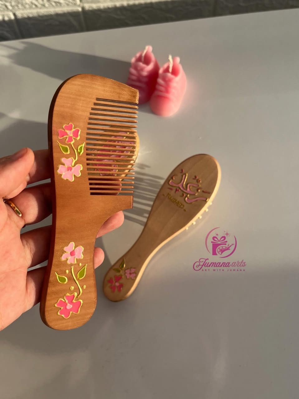 هدية مولود جديد 🩷🥹
#رسم_يدوي
Jumana Arts Art  with_ Jumana


**إذا كنت صاحب هذا الإعلان وتريد حذفه لأي سبب، رجاءا أرسل رسالة إلى الدعم الفني**