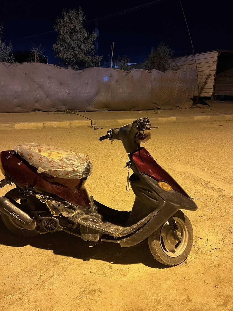 دراجه يوماها تسعه للبيع الدراجه نضيفه ناعمه ما بيها صوت اكسن مفتوحه مره واحد نقصها اجناحات و لايت كهربائيات شغاله سلف وعوزه كتف سعر 200 وبيها مجال المكان حي الشهداء الرقم ***********
