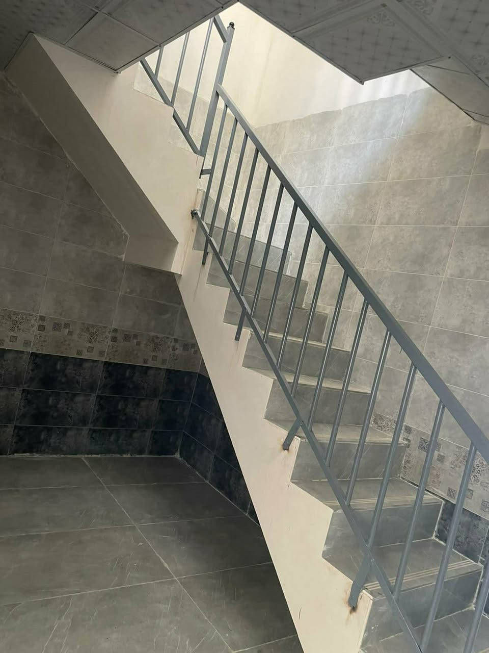 دار طابوا للبيع بناء حديث# طابقين وبيتونه 
المحتويات
الطابق الأول؛؛؛ غرفة نوم عدد1 ومطبخ واستقبال وهول  وصحيات خارجية وكراج
الطابق الثاني؛؛ غرفة نوم عدد1 ومطبخ واستقبال وصحيات داخليه وهول 
الطابق الثالث؛ بيتونه
المساحة (100)متر مستطيل 
الواجهة (5)في(20)
السعر 96 مليون مع مجال قليل
البيت فوووول 
العنوان؛ كركوك منطقة ال55 خلف جامع لؤي 

لمعرفة التفاصيل 
الاتصال على الارقام التاليه *********** 
*********** 
للاستفسار اكثر يمكنكم مراسلة الصفحه))) 
ونتشرف بزيارتكم  ل(مكتب الاوس للعقارات) 
عنوان المكتب؛ سايدين كوباني المحافظه الجديده بالقرب من مجمع روان ستي ٢ ومجمع النجوم ٢
