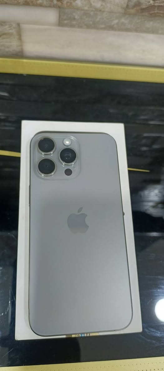 السلام عليكم
ايفون 15برو ماكس 
لون تيتانيوم
دبل شريحه 
بحاله الوكاله  
بطارية 89%
السعر مليون وربع
1.250 
***********
العنوان : الشعله
