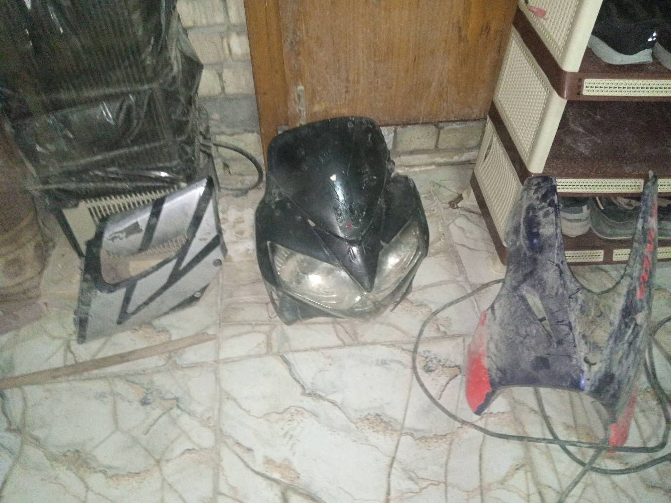 للبيع دراجة نارية نوع هوندا، اللون برتقالي مع بعض الملحقات المفقودة. الدراجة تحتاج إلى بعض الصيانة، بالإضافة إلى بعض القطع المتوفرة كما هو موضح في الصور. المحرك من نوع هوندا وقوي، ويحتاج إلى مراجعة للتأكد من كفاءته. التصميم كلاسيكي ومناسب لمحبي الدراجات ذات المظهر الرياضي الكلاسيكي.