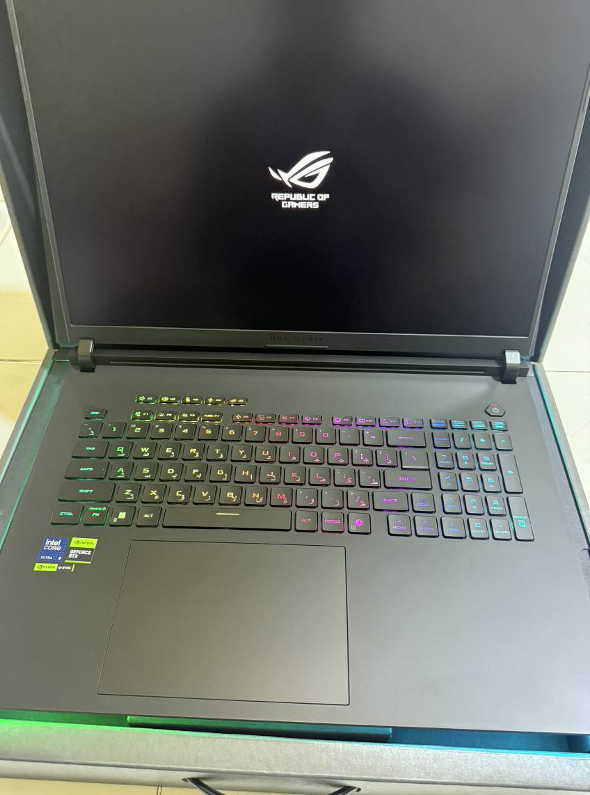 ASUS ROG Strix SCAR 18 (نسخة 2025 – الأقوى حالياً) 👇
🔥 المواصفات الأساسية

💻 الشاشة:

حجم: 18 بوصة

دقة: 2.5K (2560 × 1600) WQXGA

نوع: Nebula HDR Mini-LED — ألوان واقعية ووضوح عالي

نسبة أبعاد: 16:10

معدل تحديث: 240 Hz (ممتاز للألعاب)

دعم: G-SYNC + Dolby Vision + Pantone Validated �

estore.asus.com

⚙️ المعالج (CPU):

Intel Core Ultra 9 275HX

يصل حتى 5.4 GHz

معمارية بقوة 24 نواة (8 أداء + 16 كفاءة) وذاكرة كبيرة جداً 🔥 �

estore.asus.com

🎮 بطاقة الرسوميات (GPU):

NVIDIA GeForce RTX 5090 (نسخة قوية جدًا للألعاب)

VRAM ضخم: 24 GB GDDR7 — أداء فائق في الألعاب الحديثة �

estore.asus.com

🧠 الذاكرة (RAM):

عادة 32 GB DDR5-5600MHz (يُمكن توسعتها حتى 64 GB) �

estore.asus.com

💾 التخزين:

2 TB + 2 TB SSD PCIe 4.0 (مرتبطة بنظام RAID 0) — سرعة تخزين وتطبيقات رهيبة �

estore.asus.com

🔌 المنافذ (I/O):

2× Thunderbolt 5 (USB-C)

3× USB 3.2 Gen 2 Type-A

1× HDMI 2.1

1× 2.5 G LAN

سماعة Combo 3.5 mm �

📶 اتصال:

Wi-Fi 7

بلوتوث 5.4 

🔊 الصوت:

مكبرات صوت متطورة مع Dolby Atmos لتحسين جودة الصوت �

🔋 البطارية:

بطارية 90 WHR

⚖️ الوزن والأبعاد:

الوزن حوالى 3.3 kg 

جهاز بعده بل ضمان شركه النبع 

سعر 5مليون 800 وبي مجال 

بسبب بيع جهاز غير مستخدم وبعده بحاله وكاله 

للتواصل ***********
