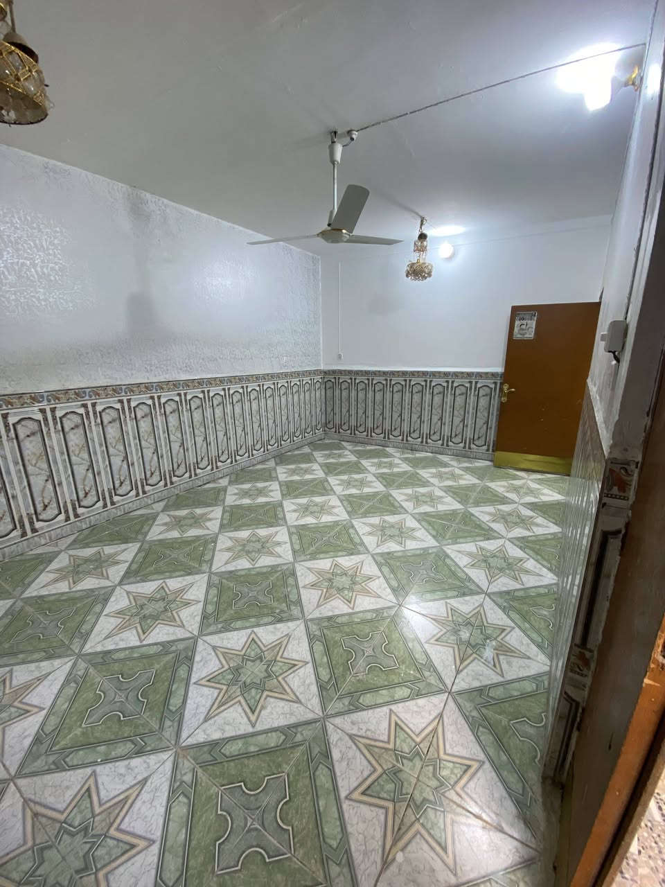 السلام عليكم
الدار للايجار 
شارع الحسينيه 
طابقين 
بناء حديث 
***********
ثلاث غرف       ثنين الطابق الثاني  وغرفه الطابق الارضي 
صاله 
استقبال 
مطبخ 
صحيات 
مخازن عدد ثنين 
البيت جاهز من كلشي ماء كهرباء
