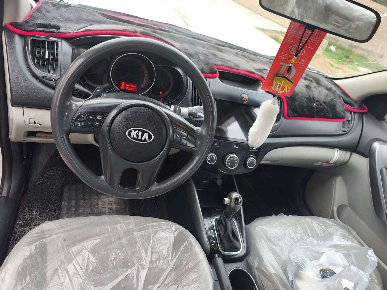 السلام عليكم سيراتو 2012 خليجي صبغ عام جماليه حداده كهربائي جديده رقم سنويه جديد فقط معجون كما موضح بلصوره تحويل ثاني يوم السياره كولش حلوه داخل وخارج مابيه نقص مكلف بلنشر رقم *********** السعر 89 بيه مجال بسيط
