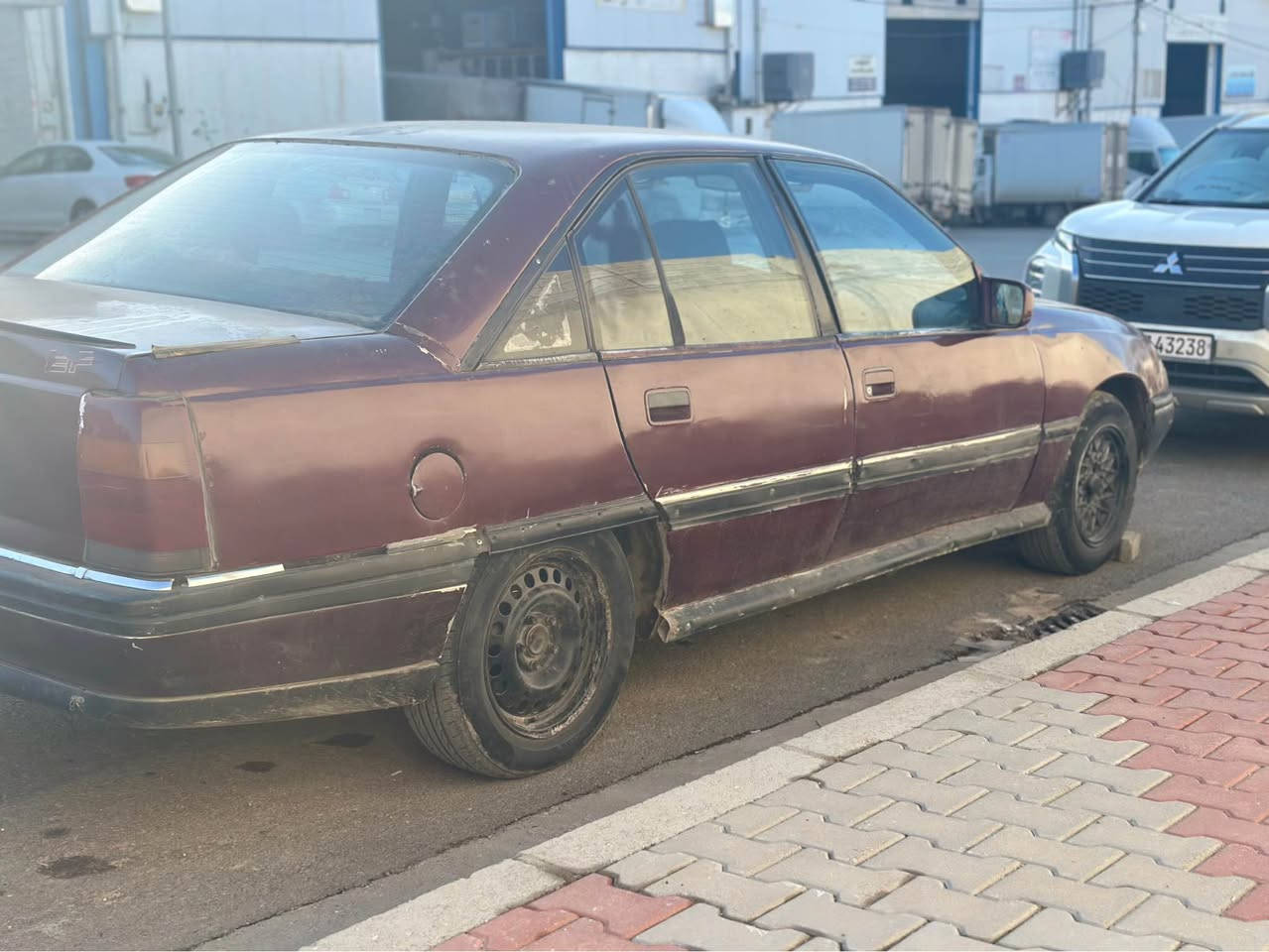 ئوپل ئوميگه بؤ فروشتن
***********
 مه كينه 20 مؤديل 1990
علوج علوج
گيرو مه كينه ي. به شه رت 
ئه كسلو ئينفلو به شه رت
ته قه و ره قه ي نييه. زؤر مه زبوته
سيعري 12گه لاو معامه لا. گؤرينه وه ش ده كه م  بله سه ر دل گرتنله سليمانيم*********** السليمانية, العراق
